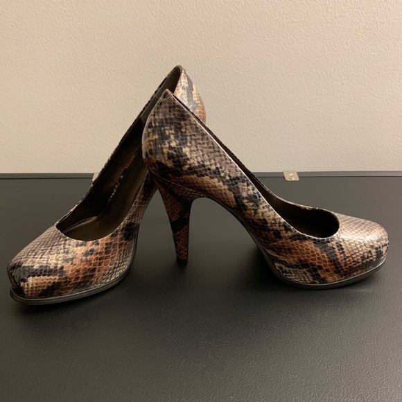 🔥EUC — Nine West snake pattern platform pumps - Picture 3 of 5